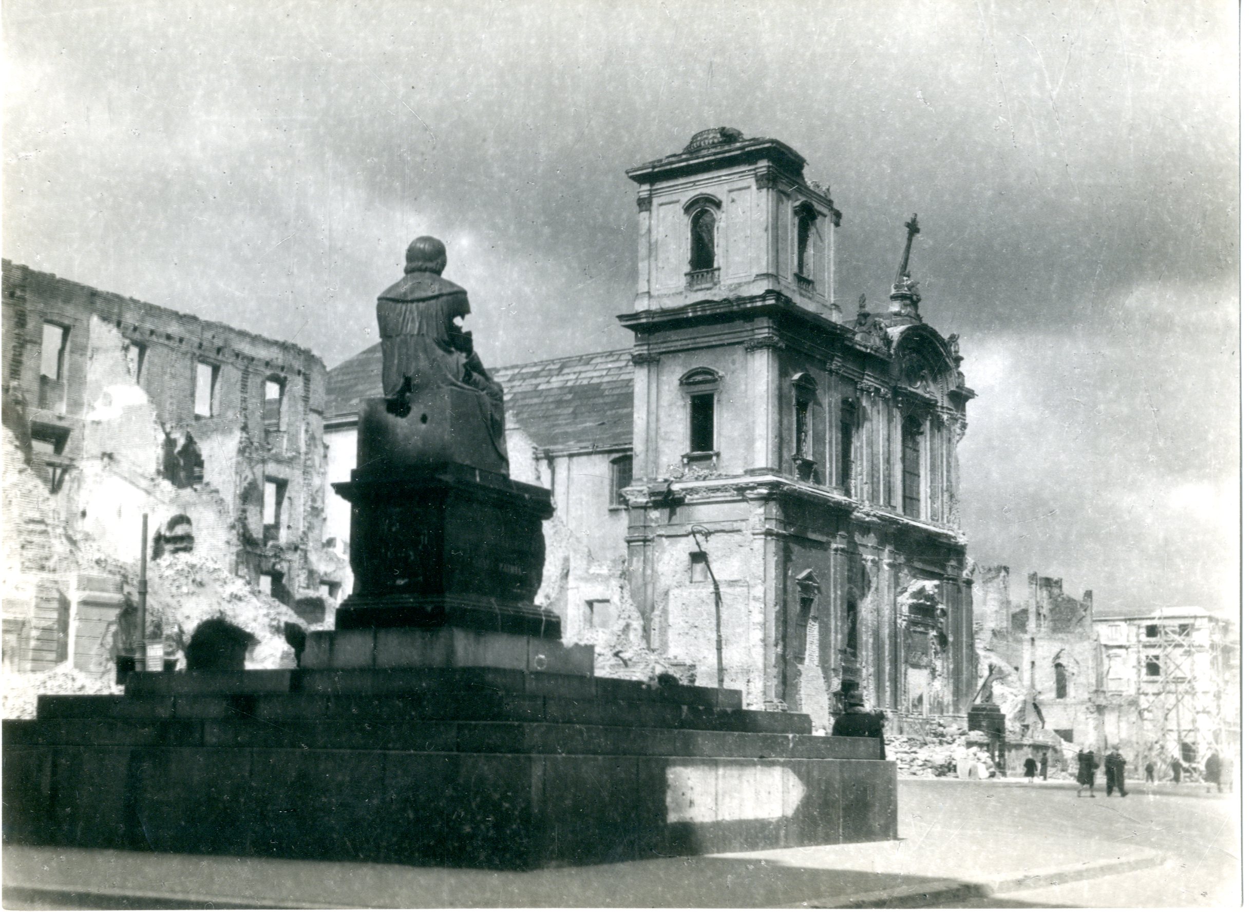 Pomnik Mikołaja Kopernika przy zniszczonym kościele św Krzyża w Warszawie, fot. Jan Bułhak i syn; AAN, Akta Witolda Suchodolskiego, sygn. 64