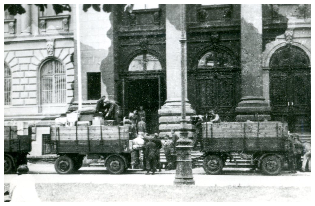 Ładowanie samochodów ewakuacyjnych przed gmachem Zachęty, 1944 r.; AAN, Zbiór fotografii b. Centralnego Archiwum KC PZPR, nr filmu A.8415